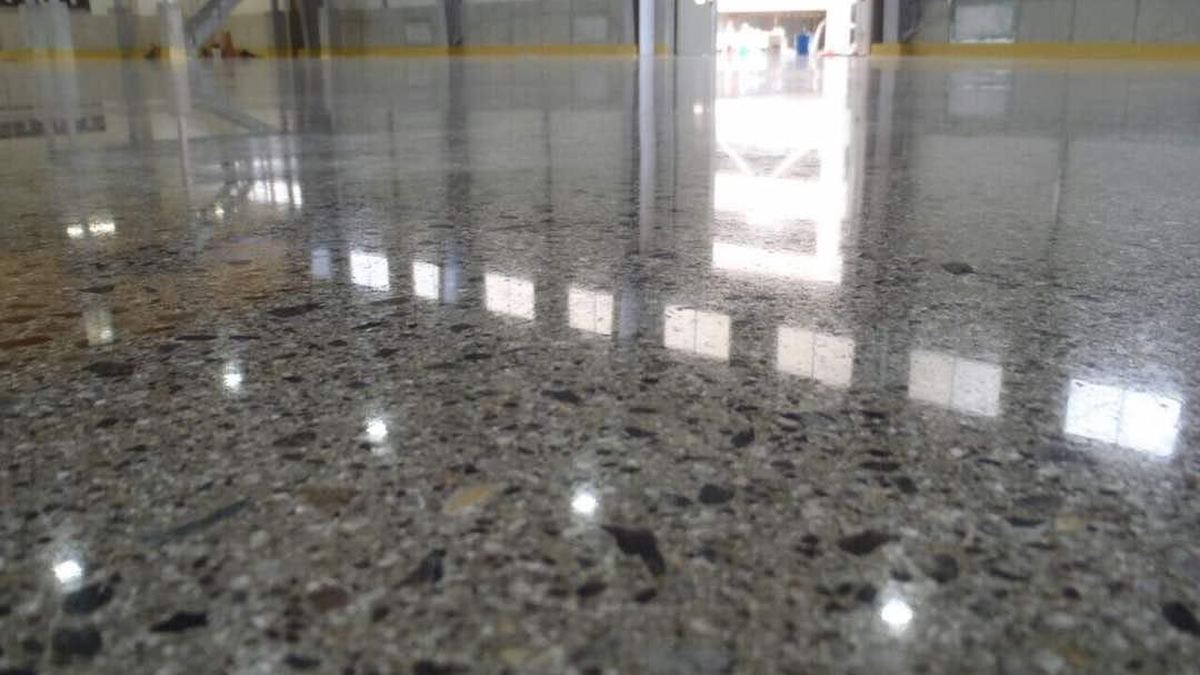 Agregası ortaya çıkmış parlatılmış beton zemin yakın çekim