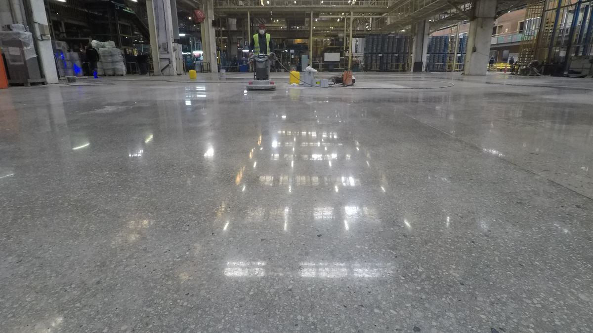 Fabrikada mekanik olarak parlatılmış beton zemin