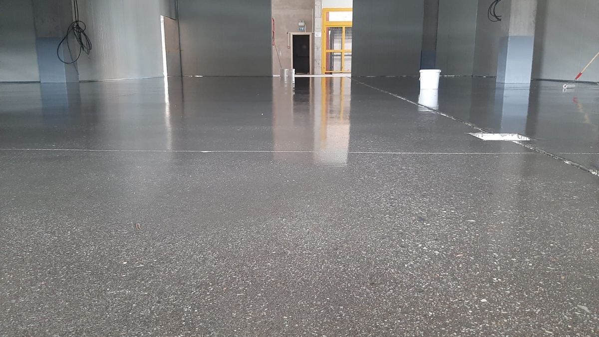 Geniş bir salonda parlatılmış beton zemin