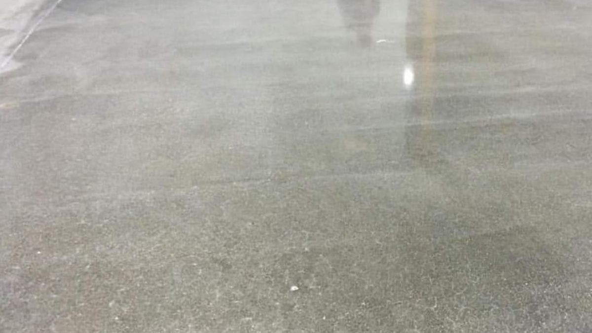 Yüzey sertleştirici uygulanmış parlak beton zemin