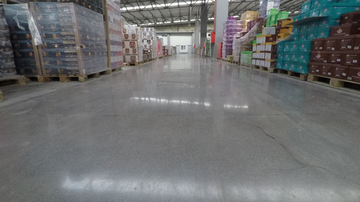 Raflı depoda parlatılmış beton zemin