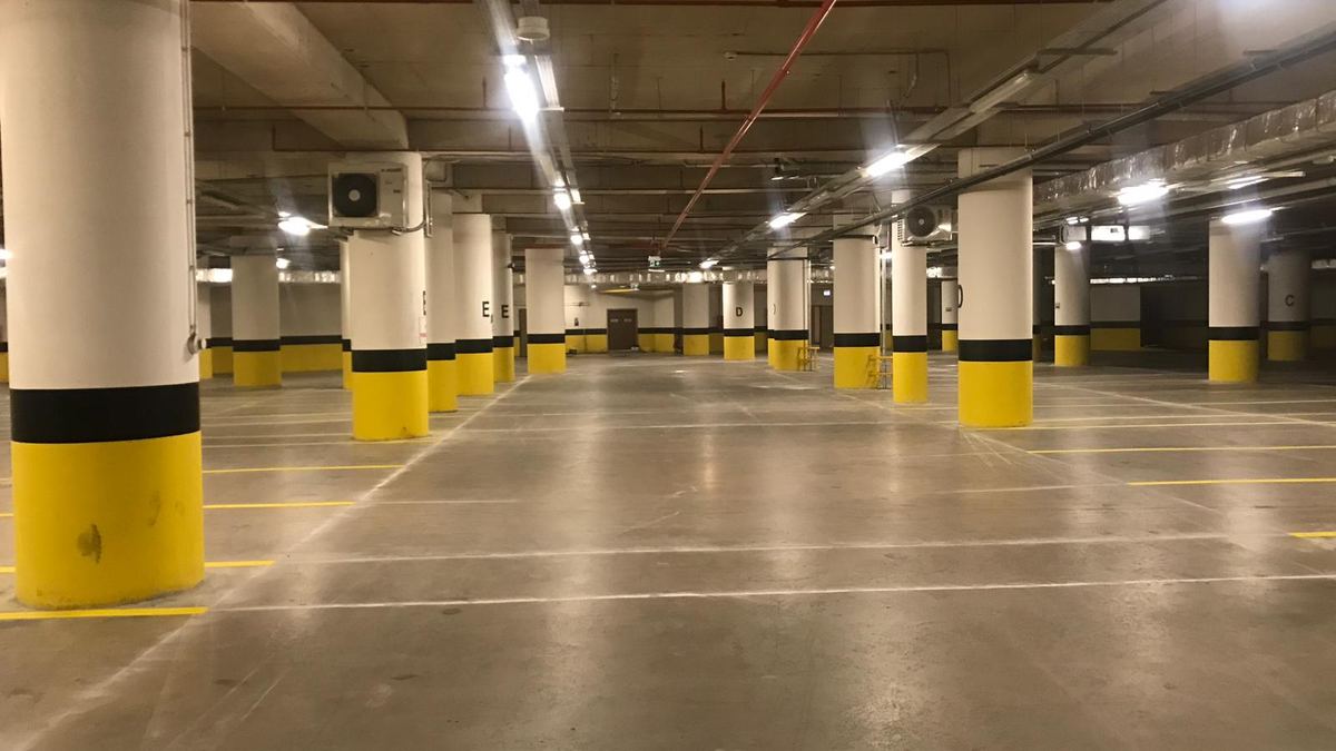Kolonlu kapalı otoparkta parlak zemin