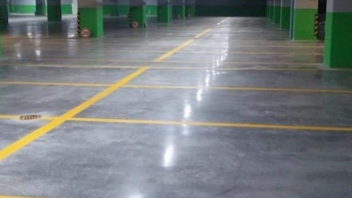 Sarı park çizgileri çizilmiş parlak otopark zemini