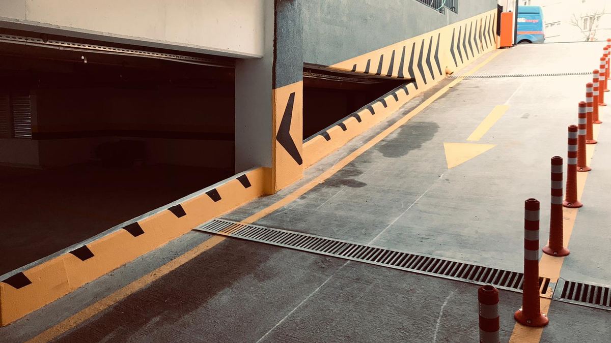 Otopark rampasında uyarı bantları ve kaplama