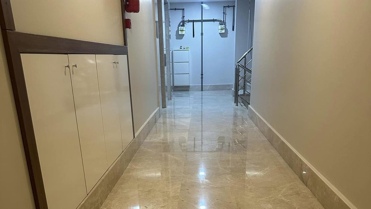 Bej mermer zeminde parlaklık