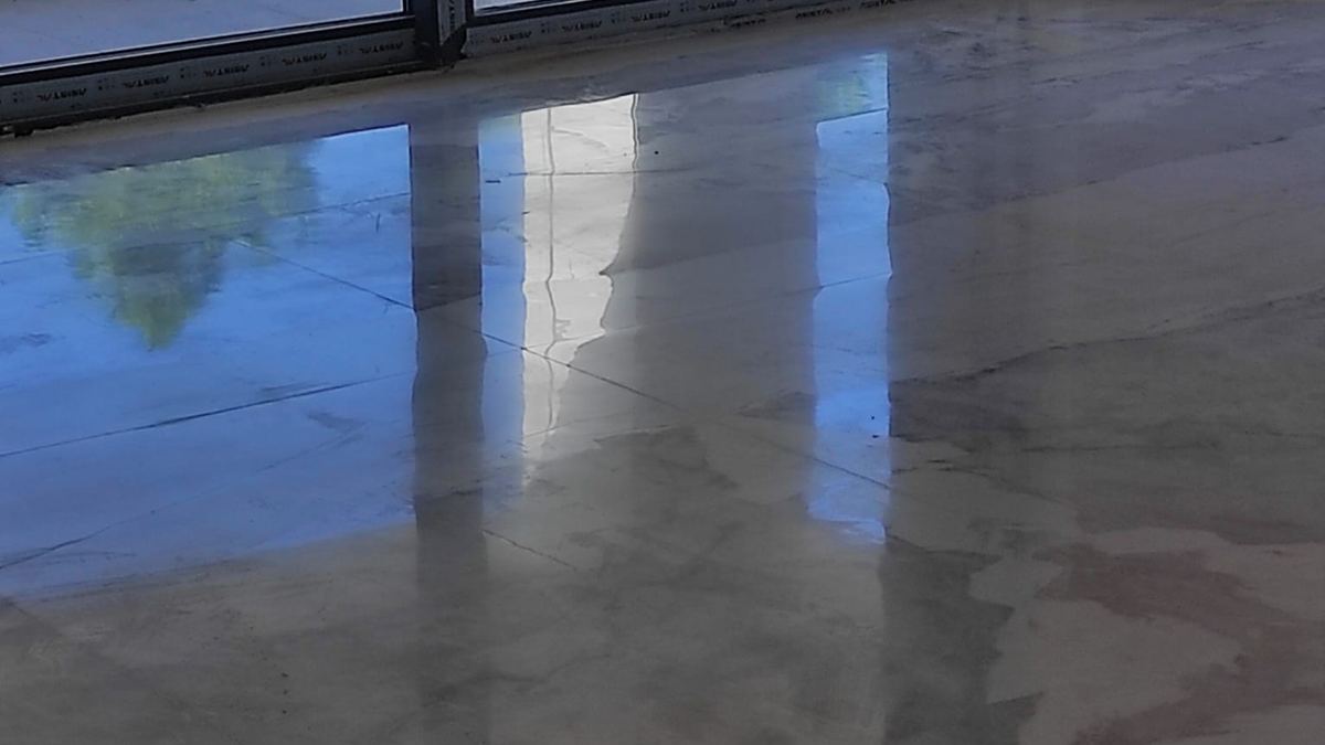 Pencereden gelen ışığı yansıtan ayna parlaklığında mermer