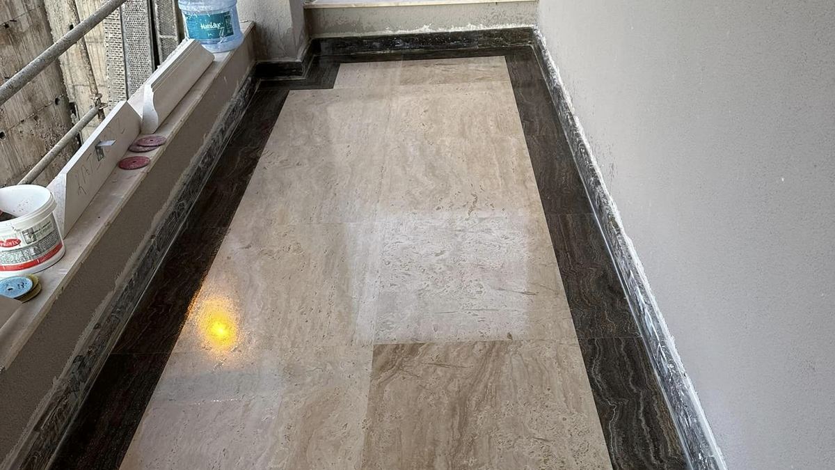 Silim öncesi koruma altına alınmış dar balkon mermer zemini