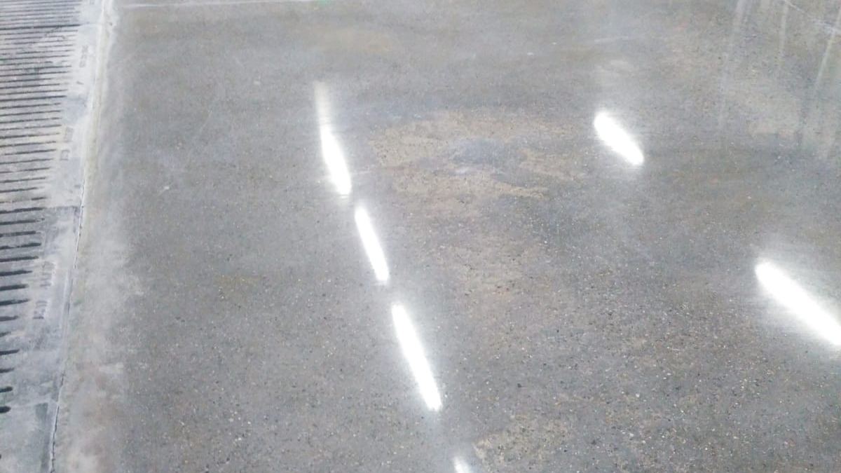 Silim sonrası parlak beton zemin ve çalışma alanı