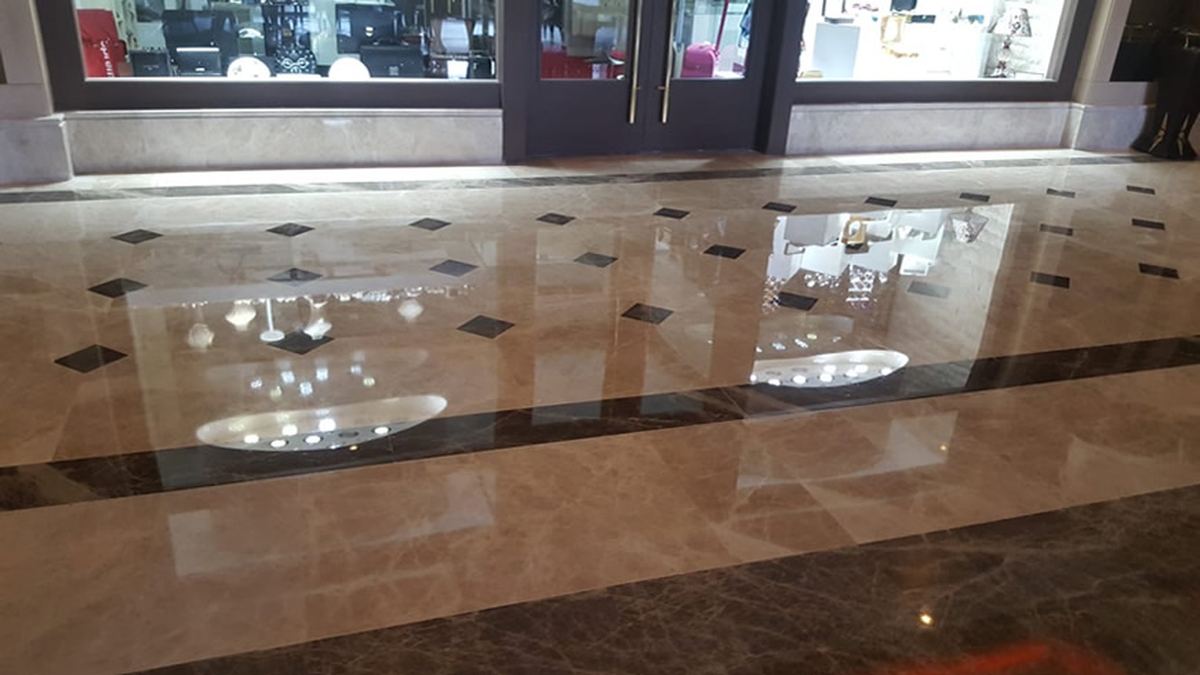 Kahverengi tonlu parlatılmış mermer salon zemini