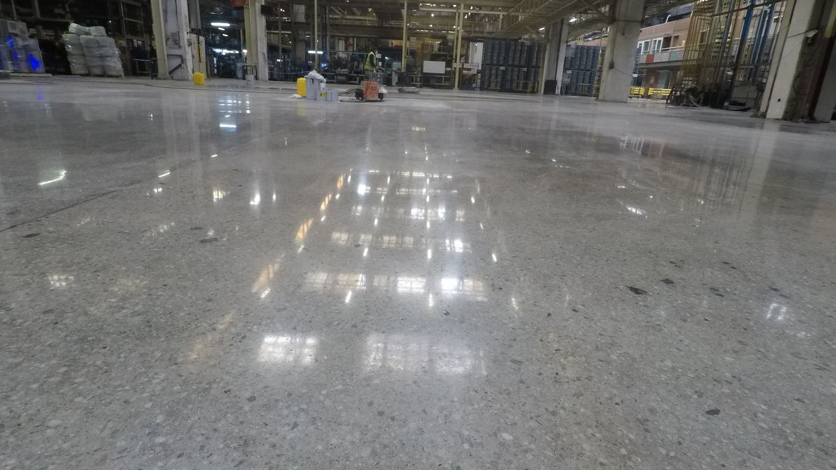 Fabrikada yüzey sertleştiricili parlak beton zemin
