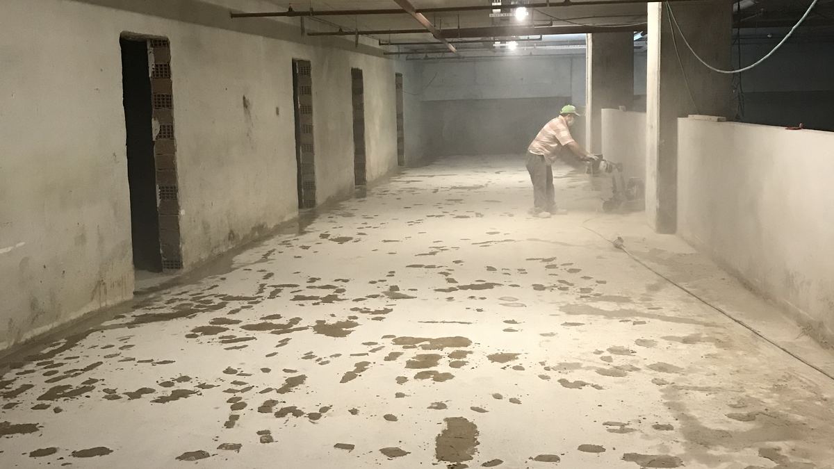Yamalı ve yıpranmış eski beton zemin