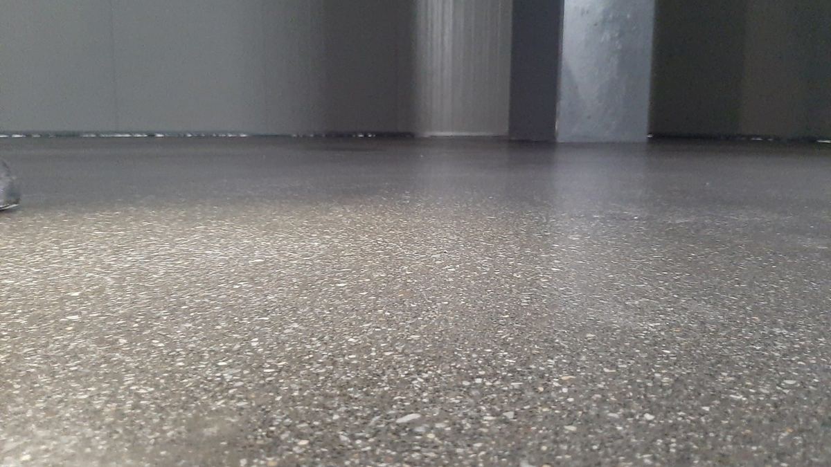 Alçak açıdan parlatılmış beton zemin yüzeyi