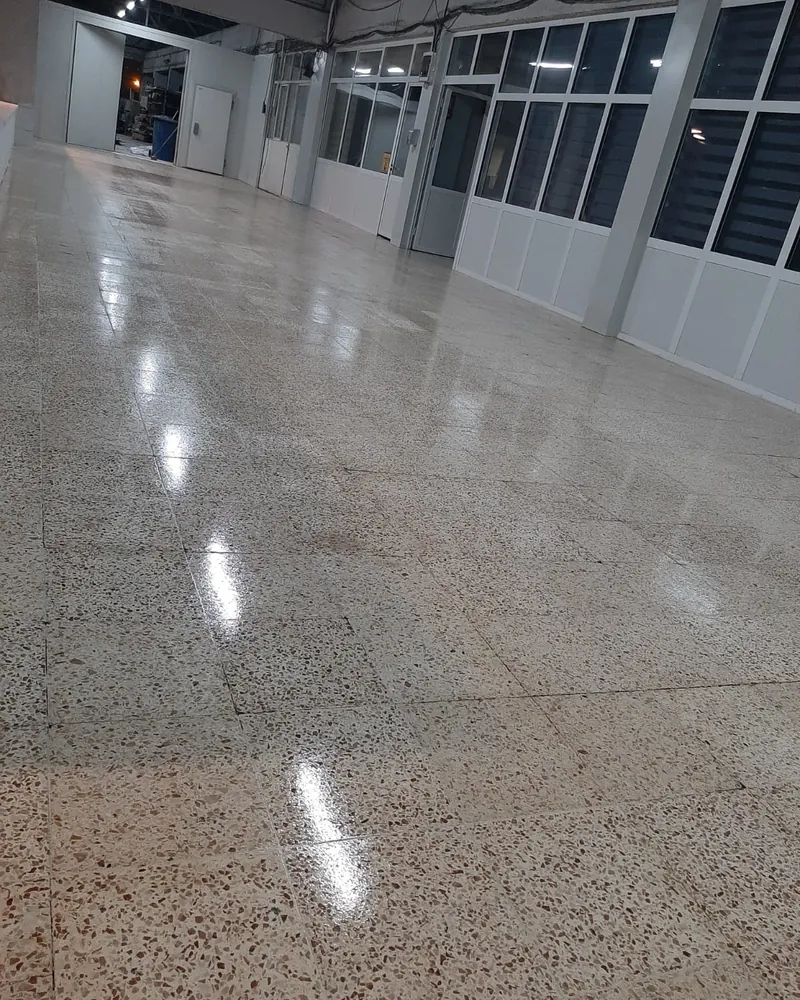 Agregası açılmış, ışığı yansıtan parlatılmış beton zemin